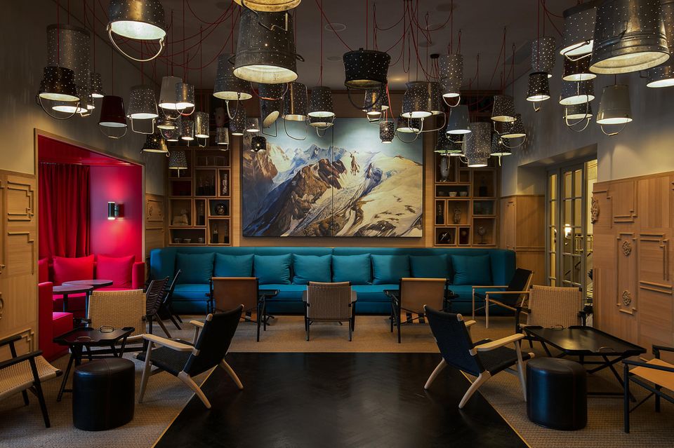 Die Bar wurde von dem Künstler Rolf Sachs gestaltet, der aus alten Zinkeimern und roten Kabeln eine moderne Lichtinstallation schuf