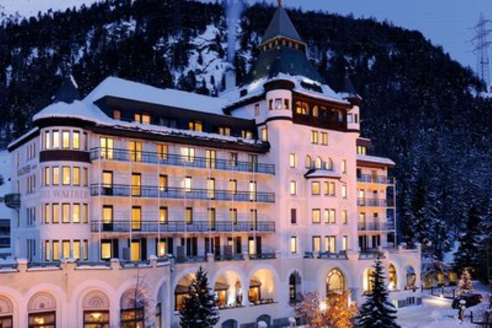 Rundbögen und Türmchen bestimmen die äußere Erscheinung des „Hotel Walther“ im Bergort Pontresina des Kantons Graubünden