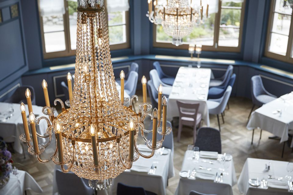 Das „Grand Restaurant“ bietet französische Küche inmitten eines Interieurs in Gold und Taubenblau samt alter Kunstwerke an den Wänden