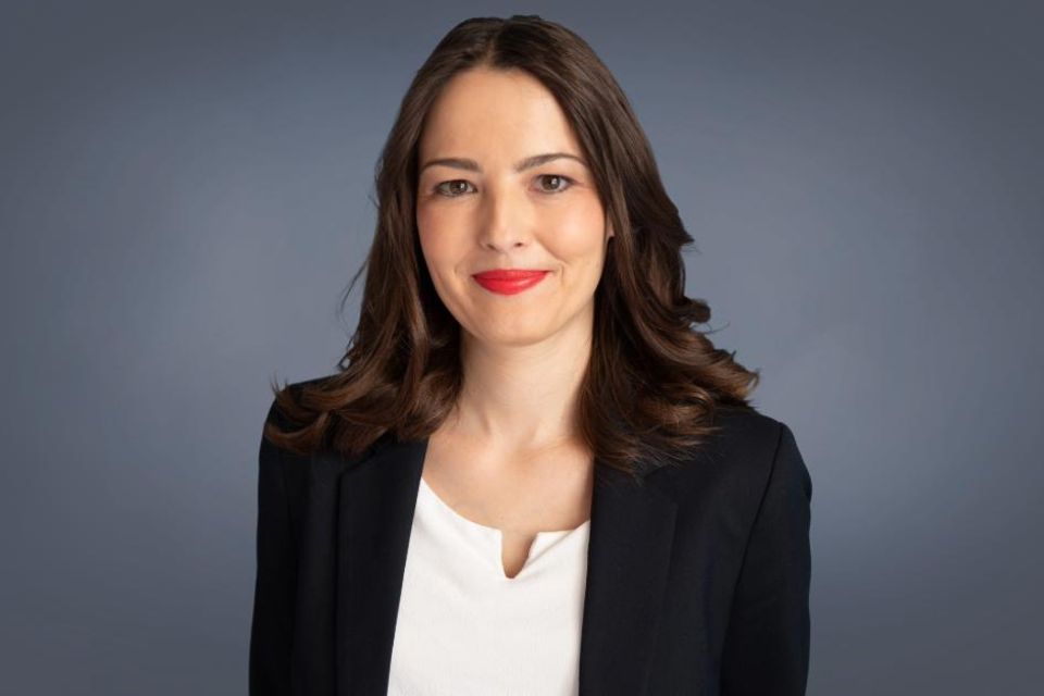 Daimler Truck hat mit Karin Rådström nicht nur eine weibliche CEO, sondern mit Eva Scherer auch eine weibliche Finanzchefin. Sie übernahm das Amt im April 2024 von Jochen Goetz, der wenige Monate zuvor an den Folgen eines Wespenstichs starb.