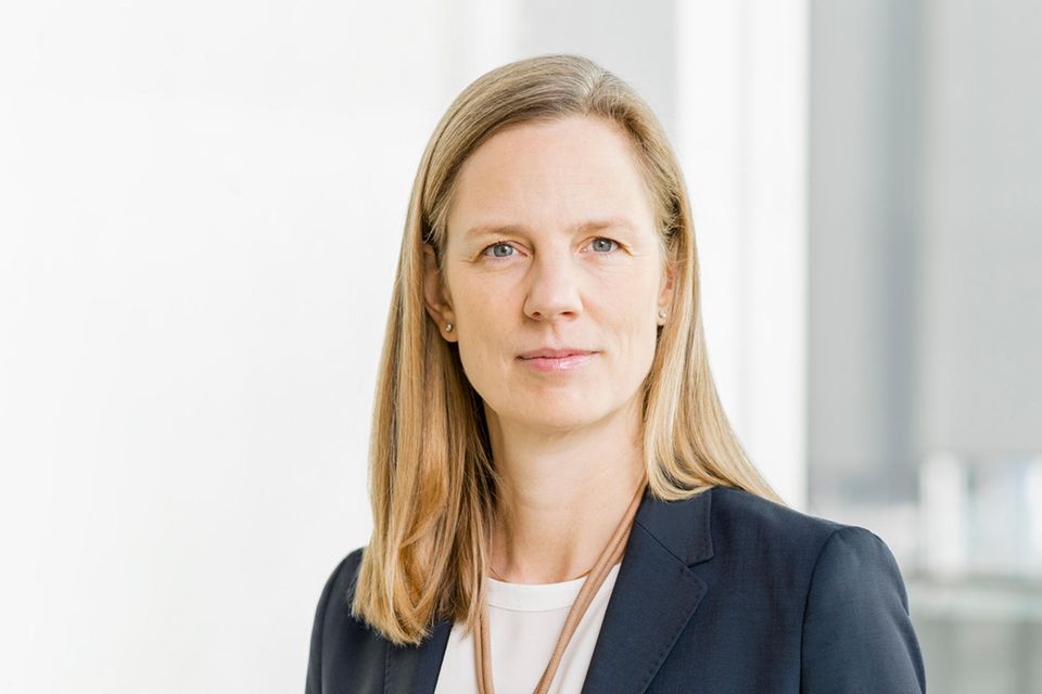Helene von Roeder ist bereits zum zweiten Mal Dax-Vorständin. Schon zwischen 2018 und 2023 gehörte sie dem Vorstand des Immobilienkonzerns Vonovia an, ehe sie zum Pharmakonzern Merck wechselte. Dort leitet sie das Finanzressort.