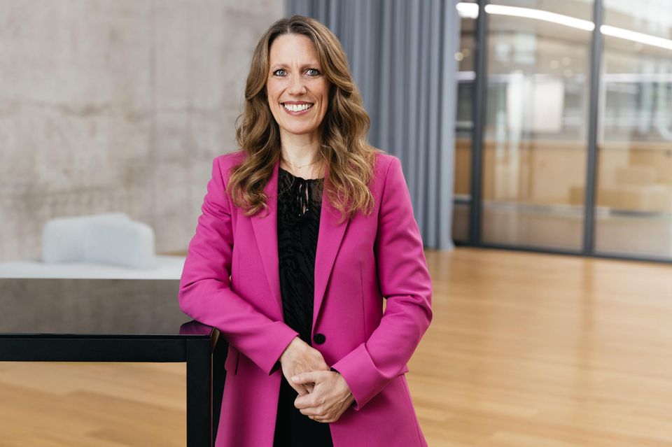 Auch Modehändler Zalando hatte ein gutes Jahr an der Börse. Trotzdem wird Finanzchefin Sandra Dembeck den Konzern im Februar 2025 auf eigenen Wunsch verlassen. Dort war sie seit Februar 2022 in ihrer aktuellen Rolle tätig.