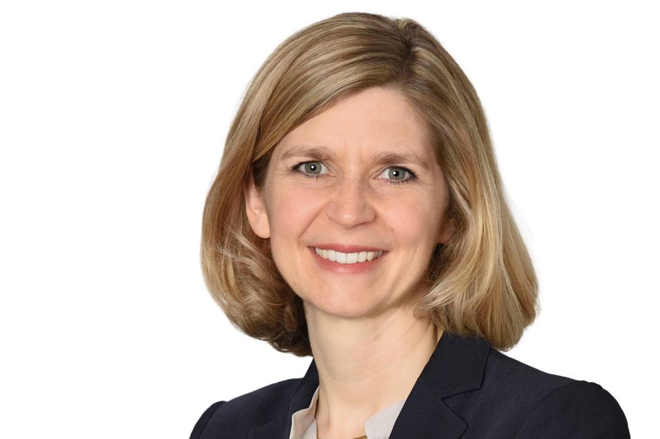 Bevor Sarah Hennicken beim Medizintechnikkonzern Fresenius Karriere machte, arbeitete sie in verschiedenen Positionen in der Bankenwelt – unter anderem bei der Deutschen Bank. Nach dem Wechsel zu Fresenius 2019 dauerte es drei Jahre, bis sie zur Finanzchefin aufstieg. Im vergangenen März wurde ihr Vertrag bis 2027 verlängert.