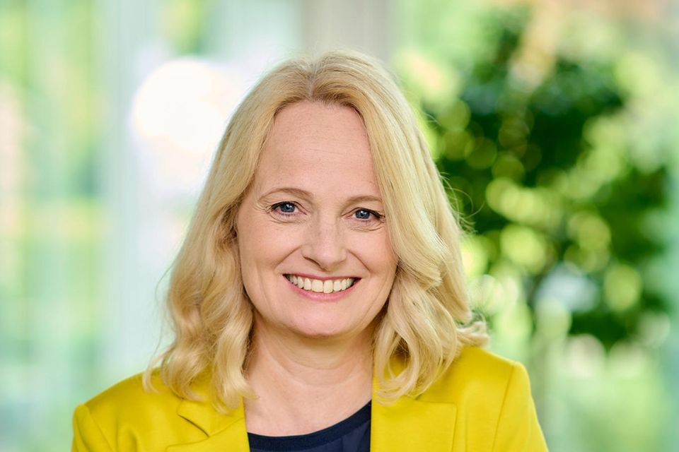 Nadia Jakobi ist ein Eigengewächs des Energiekonzerns Eon. Sie stieg 2001 als Referentin für Controlling ein und arbeitete sich konsequent nach oben. Zwischenzeitlich arbeitete sie auch für die abgespaltene Eon-Tochter Uniper. Im März 2024 wurde sie zur Finanzvorständin des Essener Energiekonzerns ernannt.