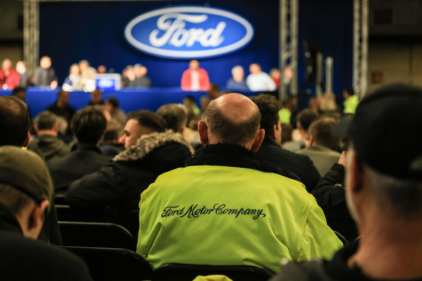 Ford Mitarbeiter warten auf den Beginn der Betriebsversammlung