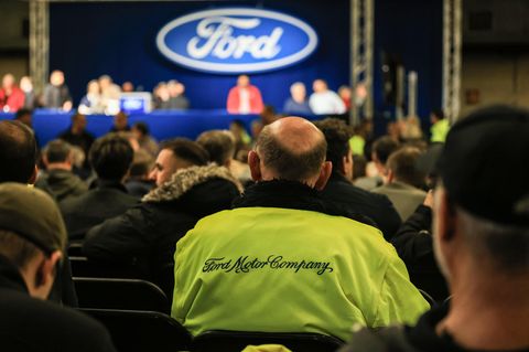 Ford Mitarbeiter warten auf den Beginn der Betriebsversammlung