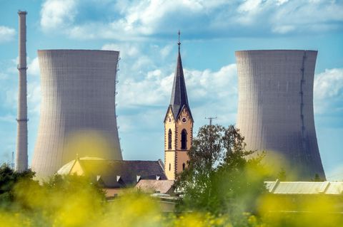 Kühltürme des stillgelegten Kernkraftwerks Grafenrheinfeld vier Stunden vor der Sprengung im August 2024