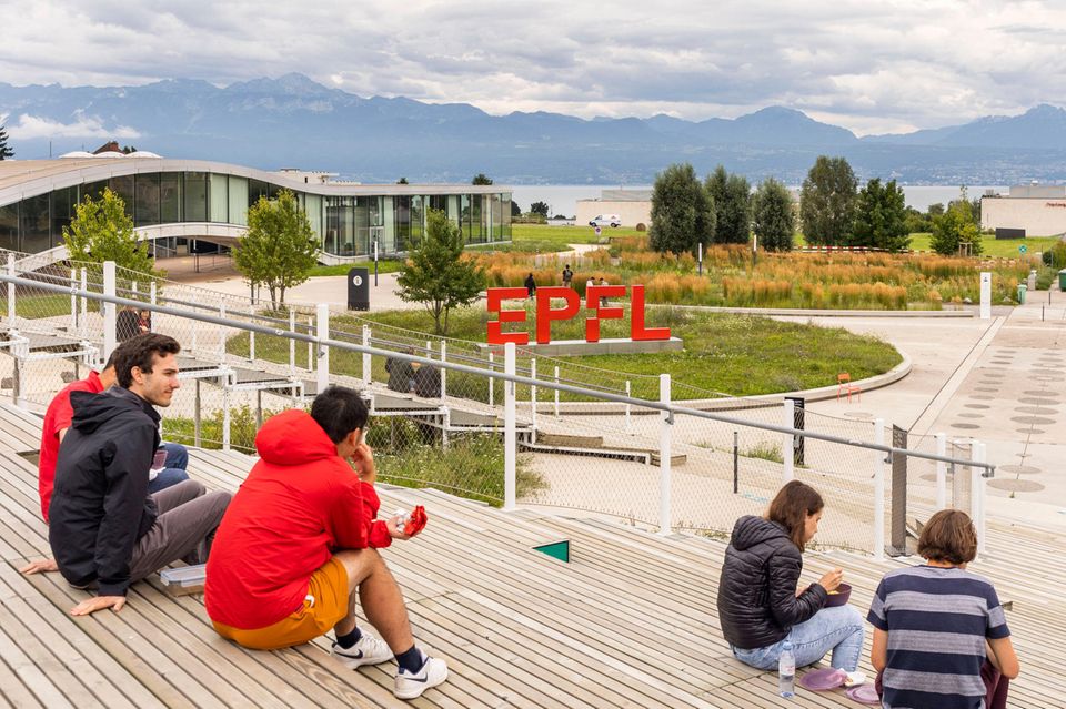 Die École Polytechnique Fédérale de Lausanne behauptet ihren Platz unter den zehn besten Hochschulen Europas. Die technisch-naturwissenschaftliche Universität aus der Schweiz hatte sich im Ranking 2024 weltweit vom 41. auf den 33. Platz. verbessert und hatte damit in Europa den Sprung in die Top 10 geschafft. Jetzt verteidigte sie dieses Ergebnis mit dem weltweit 32. Platz. Die besten Noten gab es für die Vernetzung mit der Wirtschaft (100 Punkte) und die internationale Ausrichtung (95,3). 64 Prozent der Studierenden der EPFL stammen den Angaben zufolge aus dem Ausland. Die EPFL war mit 12.432 Studierenden die mit Abstand kleinste der zehn besten europäischen Hochschulen. 