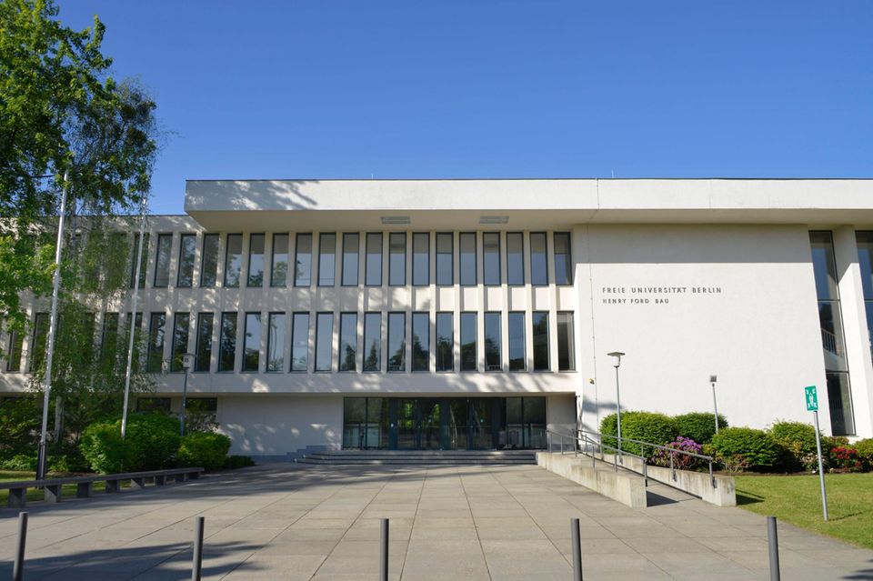 Die Freie Universität Berlin war im Vergleich der besten Hochschulen Deutschlands im Vorjahr einen Platz auf den neunten Rang abgestiegen. Auf dem fand sie sich auch im Ranking 2025 wieder – trotz dem Abstiegs im globalen Ranking vom 102. auf den 104. Platz. Für Minuspunkte sorgte bei der Endnote von 65,8 Punkten insbesondere auch hier die Lehre (49,9). Demnach kamen von den insgesamt 24.727 Studierenden im Schnitt 42,5 auf eine Lehrkraft. Ihre beste Note erhielt die Freie Universität Berlin für die Qualität der Forschung (82,7). 