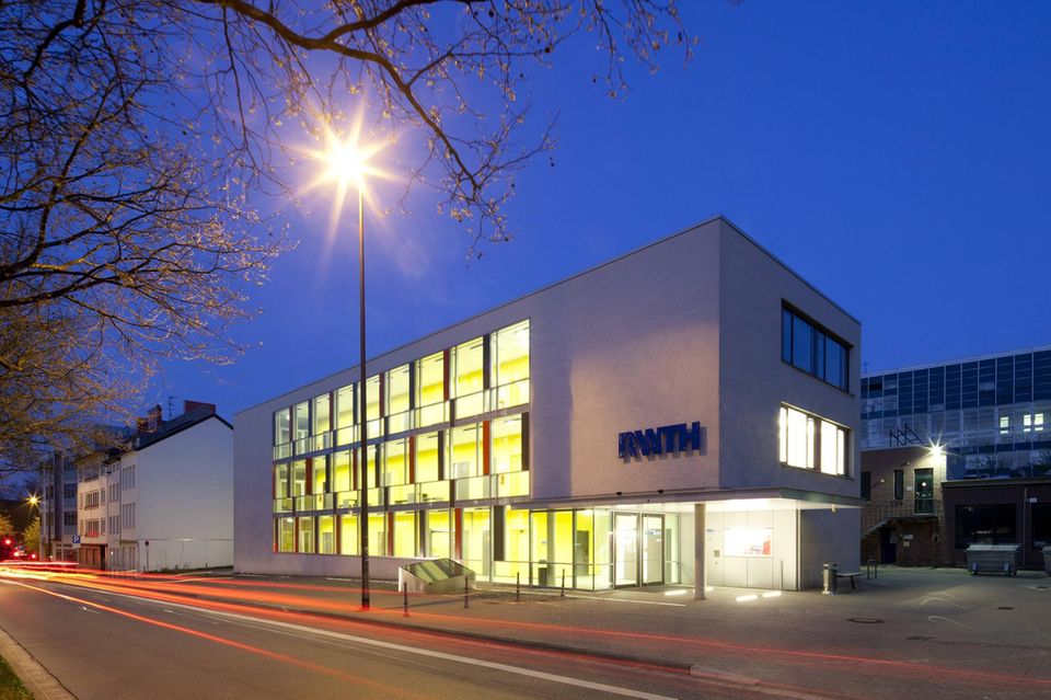 Die Rheinisch-Westfälische Technische Hochschule Aachen war im Vorjahr der Überflieger unter Deutschlands Spitzen-Unis gewesen. Ihr gelang im internationalen Ranking 2024 der Sprung vom 99. auf den 90. Platz. Bundesweit bedeutete das sogar den Aufstieg vom neunten auf den fünften Platz. Dieses Mal ging es allerdings wieder etwas bergab. Die RWTH fiel global vom 90. auf den 92. Platz und in Deutschland einen Rang auf Platz sechs. Ihr gelang jedoch als erster Universität dieses Rankings bei der Lehre der Sprung über die Marke von 50 Punkten (53,9). Volle Punktzahl gab es bei der Vernetzung mit der Wirtschaft. 