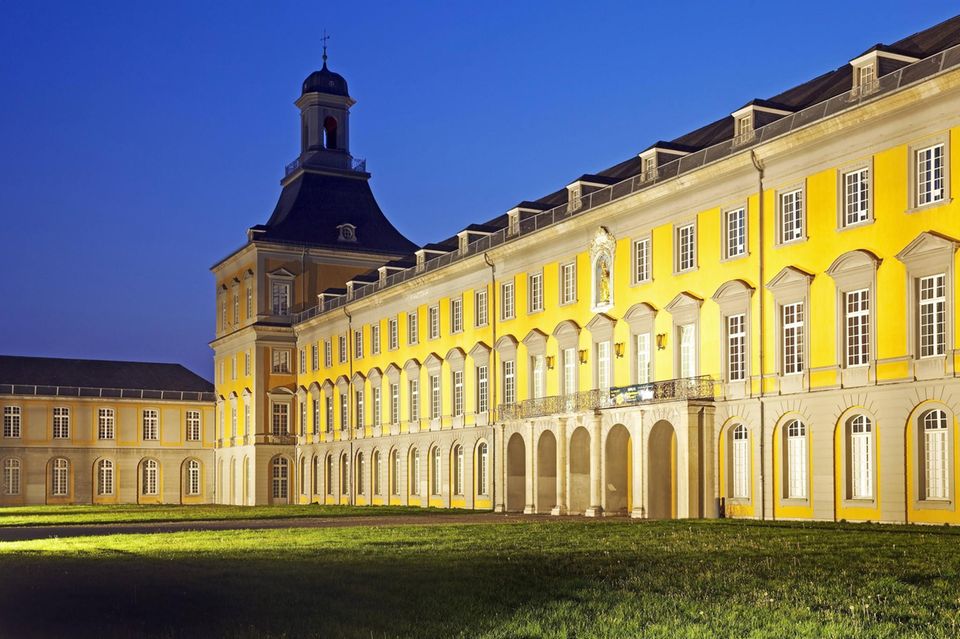 Die Universität Bonn ist laut THE die einzige Aufsteigerin unter den zehn besten deutschen Hochschulen. Ein minimal schlechteres Ergebnis als im Vorjahr (67,6 vs. 67,8 Punkte) reichte, damit sich die Uni Bonn vom sechsten auf den fünften Platz vorschieben und damit die RWTH Aachen verdrängen konnte. Im internationalen Ranking verbesserte sich die Bildungseinrichtung vom 91. auf den 89. Platz. Die beste Einzelnote gab es für die Qualität der Forschung (89,2) gefolgt von der Vernetzung mit der Wirtschaft (86,2) und der internationalen Ausrichtung (72,4). 