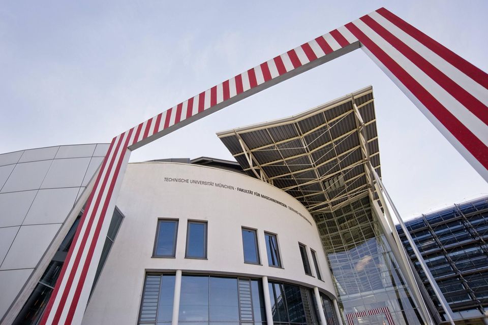 Die Technische Universität München setzt im THE-Ranking erneut zum Höhenflug an. 2023 hatte sie sich im Vergleich der besten Hochschulen der Welt vom 38. auf den 30. Platz verbessert. Nach der gleichen Platzierung im Vorjahr gelang nun der Sprung auf den 26. Platz. Damt verdrängte die TU München in Europa die University of Edinburgh vom sechsten Platz und zementierte ihren Status als beste Hochschule Deutschlands. Die Experten stuften die TU im Endergebnis um einen Punkt auf 83,5 empor. Auch sie erhielt wie die Lokalrivalin LMU die Bestnote für die Vernetzung mit der Wirtschaft. Den größten Vorsprung vor der LMU attestierten die Experten der TU bei den Rahmenbedingungen für die Forschung (86 vs. 76,5 Punkte). Außerdem gibt es hier nach Ansicht der Analysten mit Abstand die bundesweit besten Lehrbedingungen (70,4). 