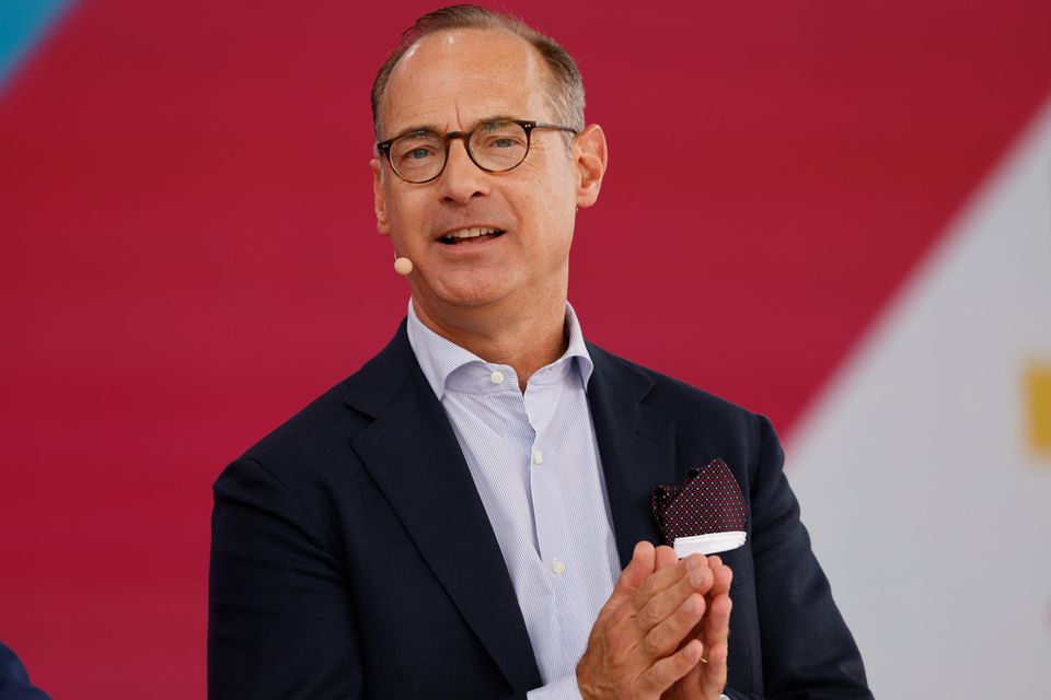 Allianz-CEO Oliver Bäte hat der beständig schwelenden Diskussion um die Erbschaftssteuer neuen Schwung verliehen. Im „Handelsblatt" fordert eine härtere Besteuerung von Erben. „Mir geht es darum, die Menschen zu besteuern, die sehr komfortabel leben können, ohne einen einzigen Tag gearbeitet zu haben“, so der Chef des Dax-Konzerns. Bäte spricht sich für eine gestaffelte Erbschaftsteuer, beispielsweise ab einem Vermögen von 1 Mio. Euro aus. Eine Vermögensteuer findet der Allianz-Chef dagegen „absurd“. Vermögen sei ja bereits versteuertes Einkommen. „Ich halte nichts davon, Menschen zu bestrafen, die viel arbeiten und erfolgreich sind“, sagt Bäte. 