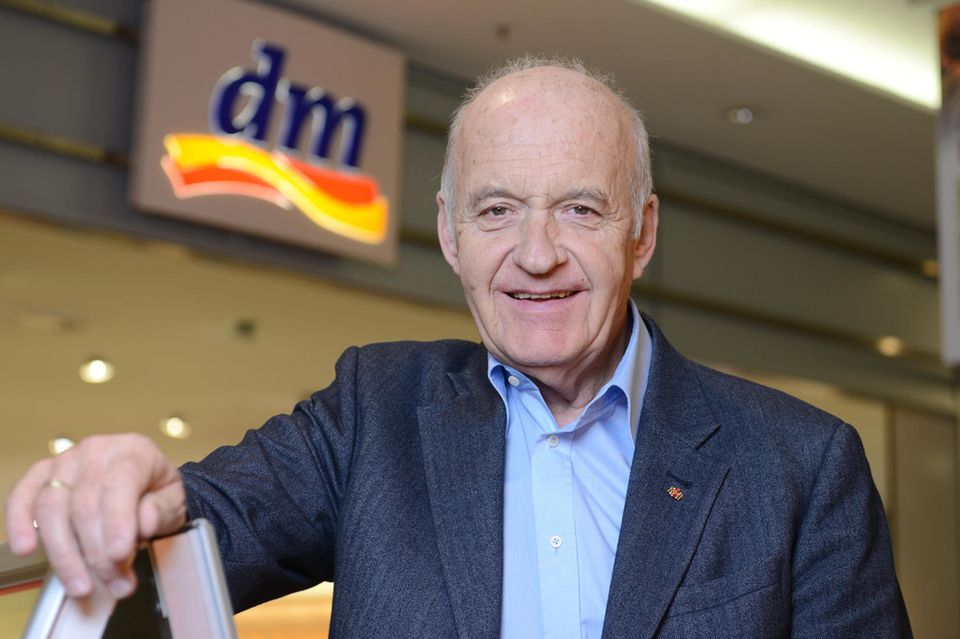 Götz Werner, 2022 verstorbener Gründer der Drogeriekette dm, besaß ein Vermögen von geschätzt 1,1 Mrd. Euro. Doch der Unternehmer vermachte es nicht seinen sieben Kindern, sondern brachte seine Anteile in eine gemeinnützige Stiftung ein. „Mir ist klar geworden, dass Erbschaft für eine Familie auch Tragik sein kann, wenn sie das Leben der Erben determiniert", sagte Werner der „Zeit“. Heute führt sein zweitältester Sohn Christoph Werner die Drogeriekette, Milliarden bekam ein anderer: Kevin Lehmann ist der Sohn des dm-Mitgesellschafters Günther Lehmann, der Sohn Kevin 2017 seine Anteile überschrieb. Ein Vermögen von 3,3 Mrd. Euro machte Kevin Lehmann „Forbes“ zufolge zeitweise zum jüngsten Milliardär weltweit.