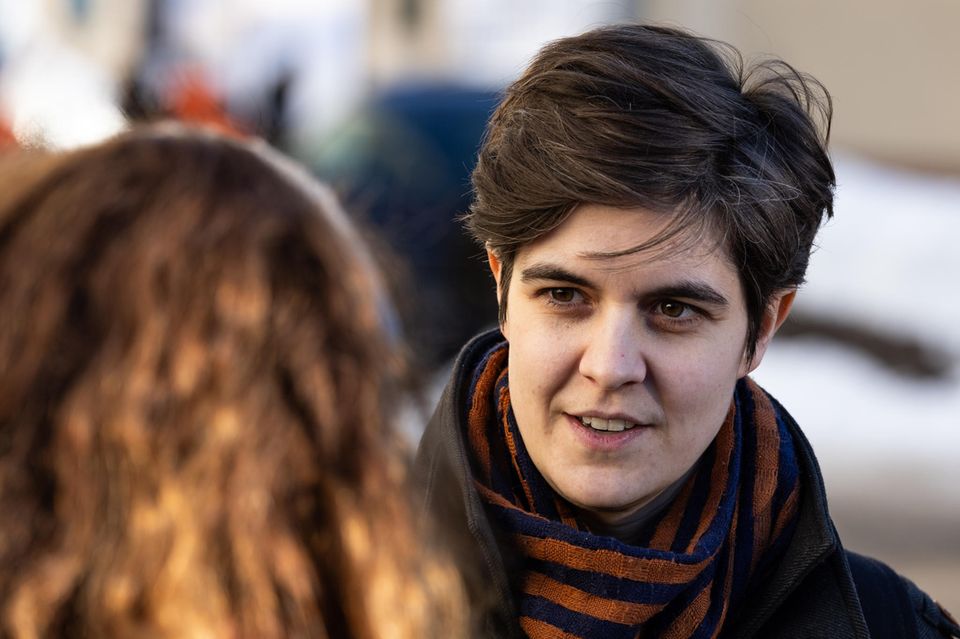 Marlene Engelhorn ist die Urururenkelin des BASF-Gründers Friedrich Engelhorn und sorgte für Schlagzeilen, weil sie den Großteil ihres Erbes verschenkte, insgesamt 25 Mio. Euro. Was damit passieren sollte, darüber ließ sie einen Bürgerrat in Österreich entscheiden. 50 repräsentativ ausgewählte Bürgerinnen und Bürger ließen das Geld an Initiativen fließen, die sich mit den Themen Klima, Wohnen, Gesundheit, Integration und Bildung beschäftigen. „Ich habe mir nichts erarbeitet, keine Leistung dafür erbracht“, sagte Engelhorn der „FAZ“. Dass in Österreich die Erbschaftsteuer abgeschafft wurde, empfinde sie als Zumutung. Mindestens 90 Prozent ihres Erbes wollen sie deshalb zurückgeben.