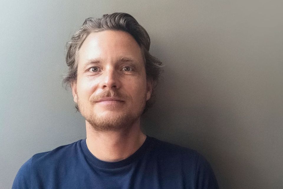 Sebastian hat Klein hat sein Vermögen nicht geerbt, sondern erarbeitet – einen Großteil davon loswerden wollte er trotzdem. Der Gründer der Sachbuch-App Blinkist wurde mit dem Verkauf des Unternehmens 2023 zum Multimillionär. Von den 5 Mio. Euro behielt er jedoch nur zehn Prozent als Altersabsicherung, den Rest steckte er in eine gemeinnützige GmbH. Der Grund: Die ungleiche Verteilung von Vermögen betrachtet Klein als großes Problem für die Gesellschaft und Gefahr für die Demokratie. Mit seinem neuen Unternehmen Karma Capital investiert er in gemeinwohlorientierte Medienunternehmen.