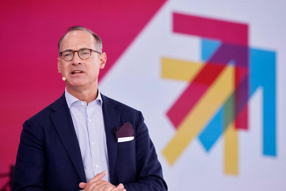 Allianz-Chef Oliver Bäte spricht bei einer Konferenz