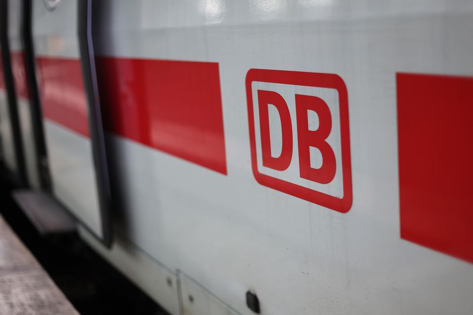 Wenig überraschend findet sich auch die Deutsche Bahn unter den größten Subventionsempfängern: 31,3 Mio. Euro für neun Projekte gingen dem staatseigenen Konzern zu. Ein Millionenbetrag floss beispielsweise in eines mit dem Ziel, eine Lok mit Wasserstoff-Antrieb zu entwickeln. Dazu die Analysten des Steuerzahlerbundes : „Da die DB AG im 100-prozentigen Bundeseigentum steht, fließen Bundessubventionen zumindest an dieser Stelle an kein privates, sondern an ein öffentliches Großunternehmen. Dennoch bleibt das Haushalten mit knappen Mitteln und damit ein Priorisieren wichtig.“