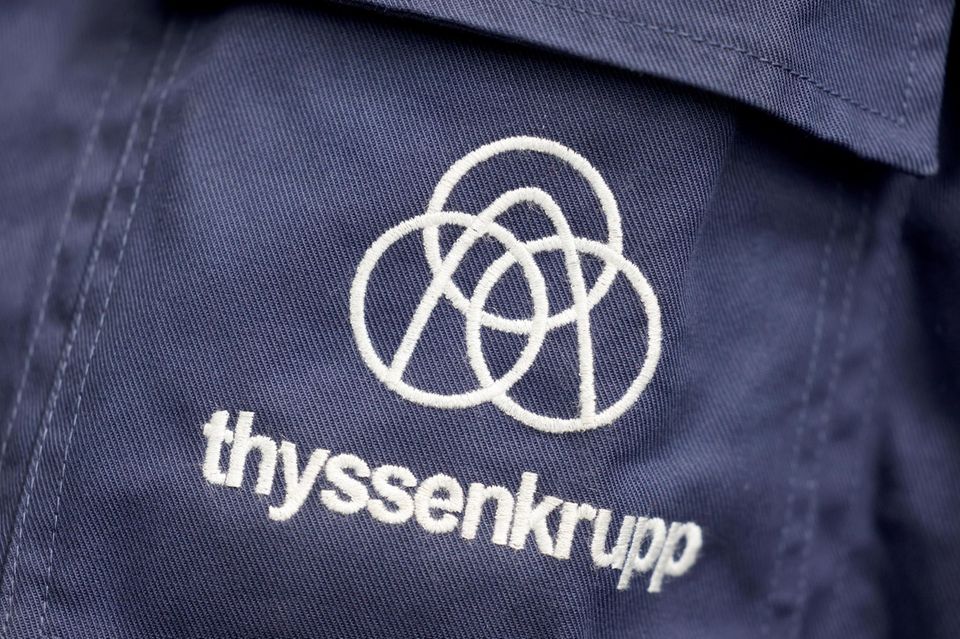 Mit 1,47 Mrd. Euro zählt der Stahlriese Thyssenkrupp zu den größten Empfängern von Steuersubventionen, das Geld verteilt sich aktuell auf 54 Förderprojekte. Der Löwenanteil (1,4 Mrd. Euro) entfällt auf ein Programm zur Herstellung von „grünem“ Stahl. Es geht also darum, Stahl mit Wasserstoff und somit ohne Schmelzen im Hochofen herzustellen. Der Steuerzahlerbund sieht das Vorhaben kritisch: Es erfordere „Unmengen an ,grünem' Strom, um ausreichend viel Wasserstoff per Elektrolyse zu produzieren.“ Da dieser absehbar in Deutschland nicht zur Verfügung stünde, sei das Projekt „höchst fragwürdig.“