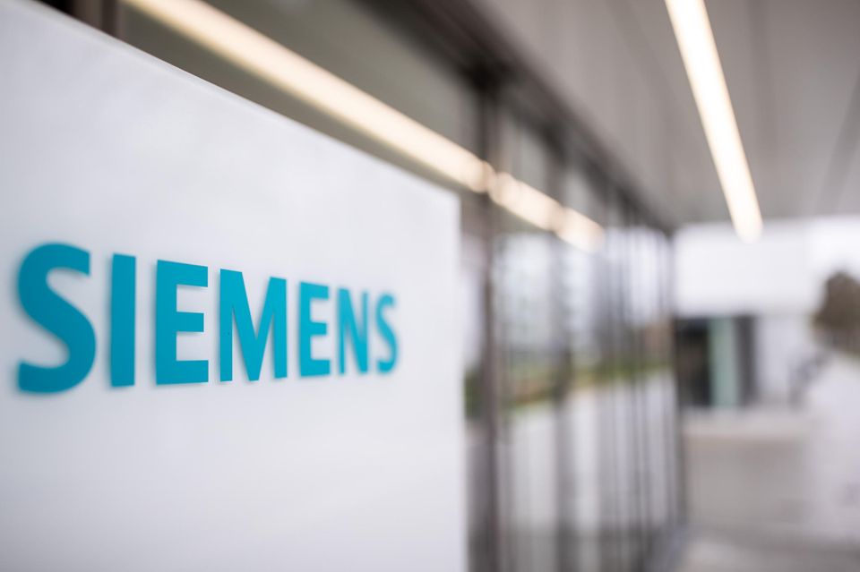 Siemens flossen insgesamt 271,8 Mio. Euro aus Steuermitteln für 196 Förderprojekte zu. In einem davon geht es laut dem Steuerzahlerbund darum, Daten für die Automobilproduktion effektiv bereitzustellen. Daraus sollen dann „digitale Zwillinge“ von Autos erstellt werden, um die komplette Produktion digital simulieren und planen zu können. „Dies wird offenbar als effizienter Weg gesehen, den Autoproduktionsprozess effektiver und flexibler zu gestalten“, so die Fachleute. Umso mehr stelle sich jedoch die Frage, „warum dafür Steuergeld bereitgestellt werden muss“.