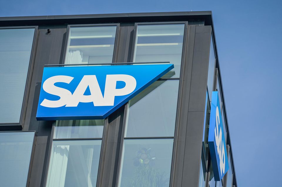 371 Mio. Euro aus der Staatskasse flossen dem Softwareriesen SAP zu. Die Subventionen verteilen sich laut Analyse des Steuerzahlerbunds auf weniger als 20 Förderprojekte. So nahm SAP beispielsweise an einem Projekt zum Aufbau eines Datennetzwerks in der Automobilindustrie teil. Zulieferer, Hersteller, Händler und Ausrüster sollen ihre Daten demnach sicher und effizient austauschen können. „Dieser Ansatz erscheint durchaus sinnvoll, die Unterstützung mit Bundessubventionen hingegen nicht“, monieren die Steuerfachleute.
