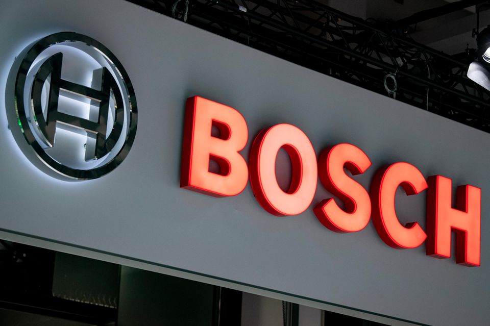 Für den Zulieferer- und Technologiespezialisten Bosch flossen Subventionen in Höhe von rund 992 Mio. Euro. Eines der 135 Förderprojekte des Konzerns zielt auf die Entwicklung von Supercomputern für autonom fahrende Autos ab. Die hierfür notwendigen Hard- und Softwarelösungen zu entwickeln, erscheine zwar sinnvoll, schreibt der Steuerzahlerbund. Allerdings: „Dass derartige Projekte nur stattfinden, wenn Bundeszuschüsse an Großunternehmen fließen, ist nicht plausibel.“