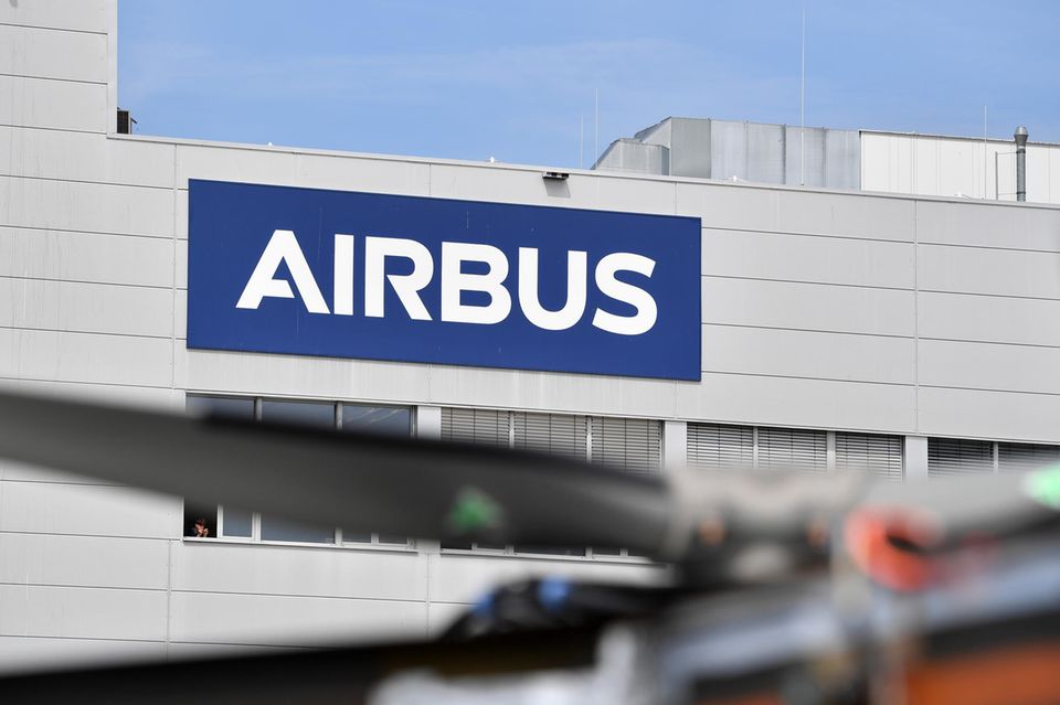 521,63 Mio. Euro für insgesamt 116 Förderprojekte hat der Flugzeugbauer Airbus vom Bund erhalten. Nicht mit jedem Projekt ist der Steuerzahlerbund einverstanden. Beispielhaft führt der Lobbyverband eine Zuwendung über 5 Mio. Euro für die Gewichtsreduktion von Flugzeugen an. „Zum einen kann dadurch Treibstoff gespart werden. Zum anderen ist es auch ein Ansatz für die Verbesserung der unternehmerischen CO2-Bilanz.“ Dies sei jedoch „ganz und gar im unternehmerischen Eigeninteresse“ von Airbus, monieren die Steuerexperten. Staatliche Unterstützungen mit Steuerzahler-Millionen seien deshalb „fehl am Platz“.