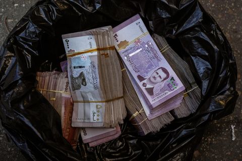 Geldscheine mit dem Konterfei Baschar al-Assads liegen in einem Korb