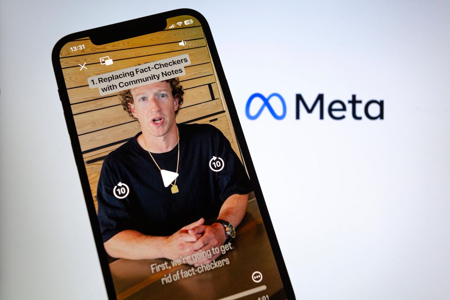 Meta-Chef Mark Zuckerberg hat in einem Video angekündigt, deutlich weniger Inhalte auf Facebook und Instagram zu moderieren – auch auf die Gefahr, dass Hass und Hetze zunehmen