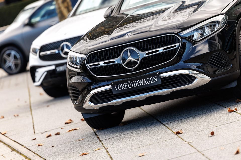 Neue Mercedes Autos stehen in einer Reihe