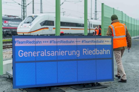 Ein Display „Generalsanierung Riedbahn“ ist für den Pressetermin aufgebaut