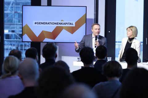 Kenfo-Chefin Anja Mikus mit dem damaligen Finanzminister Christian Lindner 2023 auf einer Veranstaltung zum geplanten Generationenkapital
