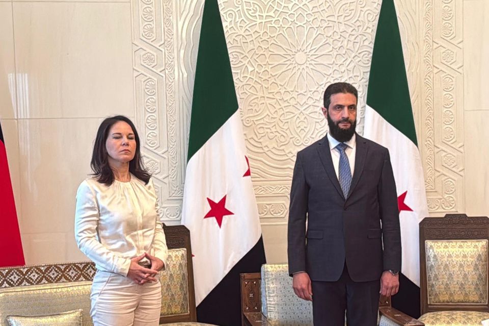 Außenministerin Annalena Baerbock mit dem neuen syrischen Machthaber Ahmed al-Scharaa in Damaskus