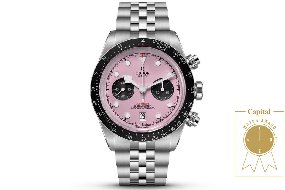 Black Bay Chrono „Pink“     WAS DIESE UHR BESONDERS AUSZEICHNET: Manchmal muss es einfach Rosa sein –beispielsweise auf dem Trikot des Fußball-Clubs Inter Miami CF oder als Markenzeichendes taiwanesischen Superstars Jay Chou. Und eben auch auf dem Zifferblatt dieser heißdiskutierten Variante des „Black Bay“-Chronographen mit kontrastierenden schwarzen Totalisatoren. Wie gewohnt leuchtet der „Snowflake“-Zeiger im Dunkeln und das Werk ist COSC-zertifiziert. Das Armband lässt sich dank „T-fit“-Schließe rasch verstellen.     BASISDATEN (AUSZUG): Kaliber MT5813 (Werk), Edelstahl (Gehäuse), 41 mm Durchmesser, wasserdicht bis 200 m, 70 Stunden Gangreserve.     PREIS: 5.660 Euro