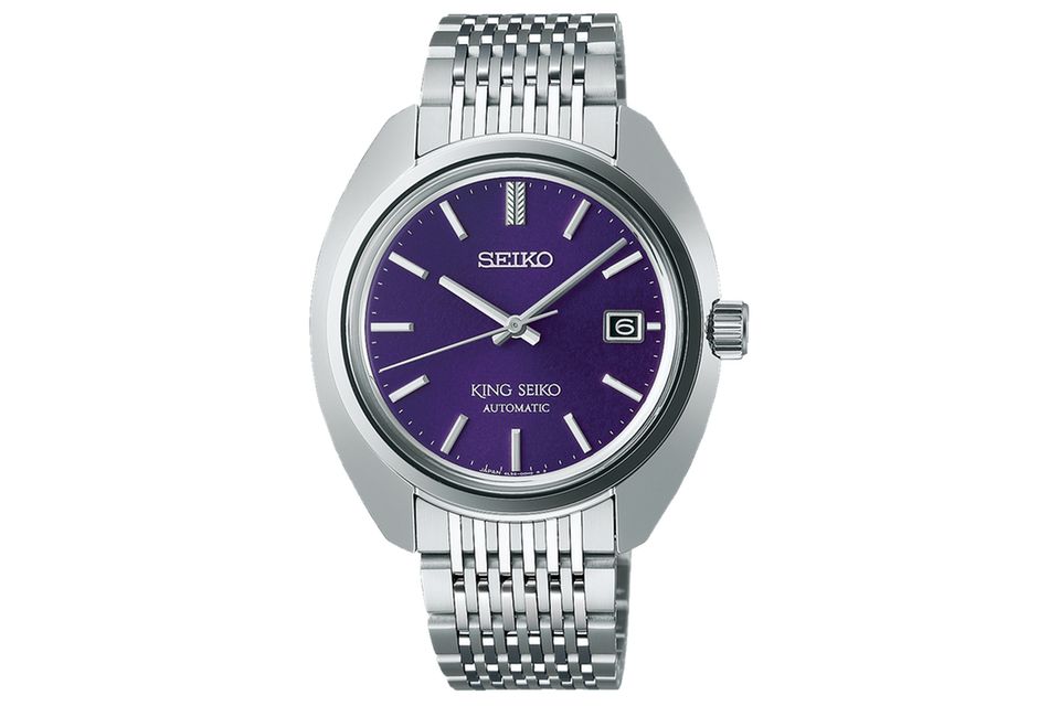 SJE111 King Seiko KS1969     WAS DIESE UHR BESONDERS AUSZEICHNET: Das Gehäusedesign dieser Hommage basiert, leicht angepasst, auf einem Modell der Linie „King Seiko“ von 1969. Das Zifferblatt ist in einem Violettton gehalten, der während der Edo-Zeit in Japan auch als „Edo-Purpur“ bezeichnet wurde. Die Textur ist handgeschöpftem Washi-Papier nachempfunden. Das neue feingliedrige Armband erhöht den Tragekomfort und das flache Werk ermöglicht eine moderate Höhe.     BASISDATEN (AUSZUG): Kaliber 6L35 (Werk), Edelstahl (Gehäuse), 39,4 mm Durchmesser, wasserdicht bis 50 m, 45 Stunden Gangreserve.     PREIS: 3.200 Euro