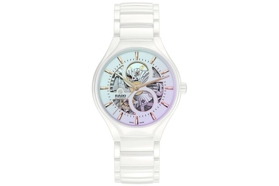 True Round Automatic Open Heart Limited Edition     WAS DIESE UHR BESONDERS AUSZEICHNET: Neben einem zeitlos minimalistischen Korpus aus Hightech-Keramik rückt diese Uhr auch ihr Automatikwerk in den Mittelpunkt, und zwar auf schillernde Weise. Das dichroitische („zweifarbige“) Saphirglas wechselt nämlich je nach dem Winkel der Sonneneinstrahlung seine Farbe.Die Zeiger und Indexe sind roségoldfarben, letztere zudem mit Leuchtmasse versehen.     BASISDATEN (AUSZUG): Kaliber R734 (Werk), High-Tech Ceramic (Gehäuse), 40 mmDurchmesser, wasserdicht bis 50 m, 80 Stunden Gangreserve.     PREIS: 2.750 Euro, limitiert auf 888 Exemplare