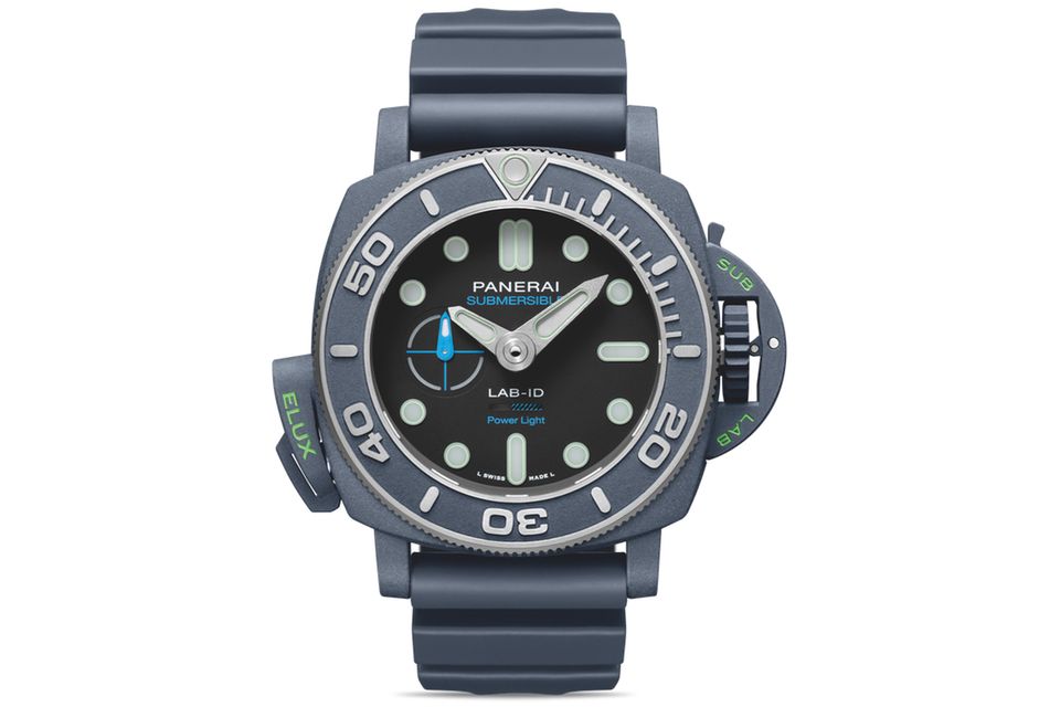 Submersible Elux LAB-ID     WAS DIESE UHR BESONDERS AUSZEICHNET: Die Elux-Technologie, kurz für „elettroluminescenza“, wurde bereits 1966 von Panerai entdeckt und geschützt. Für die bis zu 30-minütige „Power Light“-Funktion dieses Modells wandelt ein Mikrogenerator die von vier Federhäusern gelieferte Energie in Strom zur Beleuchtung verschiedener Elemente des Zifferblattes um. Insgesamt 160 verbaute Mikro-LEDs machen Indexe, Anzeigen und auch bewegliche Teile wie die Zeiger im Dunkeln sichtbar. Letztere Finesse wurde ebenfalls patentiert.     BASISDATEN (AUSZUG): Kaliber P.9010/EL (Werk), satinierter Ti-Ceramitech™ (Gehäuse), 49 mm Durchmesser, wasserdicht bis 500 m, 72 Stunden Gangreserve, Power-Light-Funktion 30 Minuten, Kautschukarmband.     PREIS: 108.000 Euro, limitiert