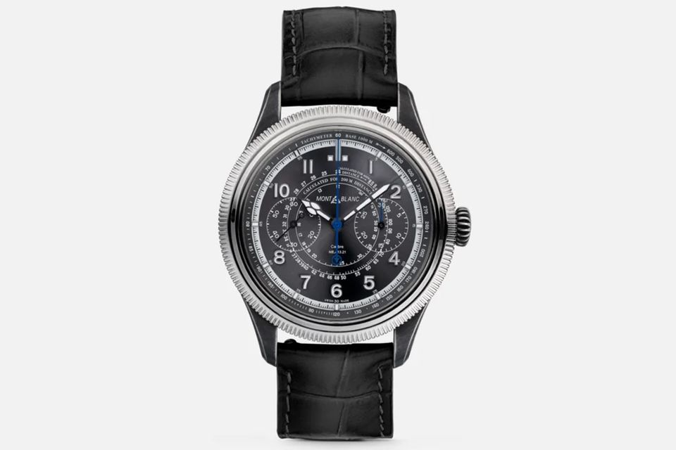1858 The Unveiled Timekeeper Minerva     WAS DIESE UHR BESONDERS AUSZEICHNET: Bei diesem Chronographen, der das Erbe der zu Montblanc gehörenden Uhrenschmiede Minerva erneut hervorhebt, wird die Zeit über den Druck auf die geriffelte Lünette gestoppt. Weitere Betätigungen halten die Messung an bzw. setzen sie zurück. Als Basis bei der Entwicklung diente ein Kaliber aus dem Jahr 1923. Auf dem Gehäuseboden prangen der Kollektionsname und das Gründungsdatum der legendären Manufaktur.     BASISDATEN (AUSZUG): Kaliber MB M13.21 mit Handaufzug (Werk), Edelstahl, 18 Karat Weißgoldlünette (Gehäuse), 42,5 mm Durchmesser, wasserdicht bis 30 m, 60 StundenGangreserve, Kalbslederarmband mit Alligator-Print.     PREIS: 50.000 Euro, limitiert auf 100 Exemplare
