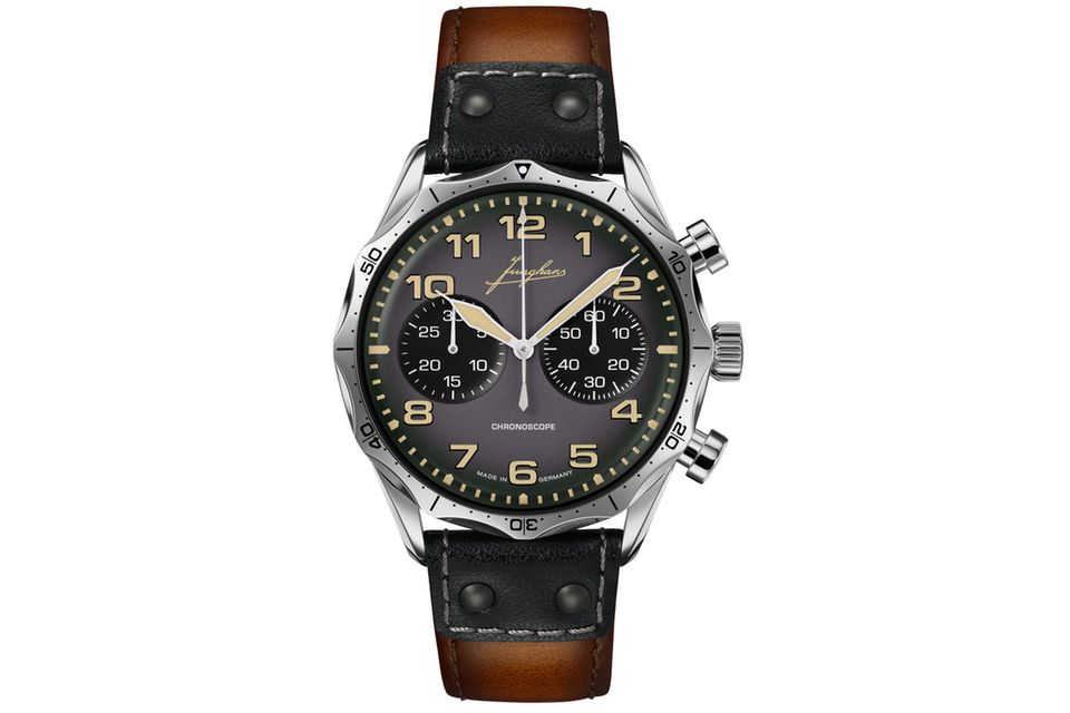Pilot Chronoscope     WAS DIESE UHR BESONDERS AUSZEICHNET: Wie ihr Vorbild, ein Chronograph für die Bundeswehr aus den 1950er Jahren, besitzt auch diese Uhr eine Lünette mit zwölf Aussparungen, welche das Drehen mit Handschuhen erleichtern. Das historische Logo der Marke verweist auf die historische Verbindung zur Luftfahrt. Übersichtlich: Die Bicompax-Anzeige der (Stopp-)Sekunde und des 30-Minuten-Timers.     BASISDATEN (AUSZUG): Kaliber J880.3 (Werk), Edelstahl (Gehäuse), 43,3 mm Durchmesser, wasserdicht bis 100 m, 42 Stunden Gangreserve, Lederarmband.     PREIS: 2.590 Euro