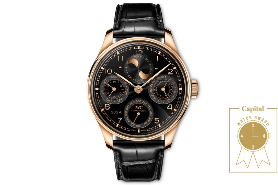 Portugieser Perpetual Calendar 44     WAS DIESE UHR BESONDERS AUSZEICHNET: Diese Uhr kombiniert einen ewigen Kalender mit gleich zwei Mondphasen, nämlich die der nördlichen und die der südlichen Erdhalbkugel. Nur alle 577 Jahre müssen diese Anzeigen um einen Tag korrigiert werden. Diese Variante des Modells ist in Schwarz und 18 Karat „Armor Gold“ gearbeitet, einer exklusiven Rotgold-Legierung, die das Edelmetall härter und robuster macht. Das Band aus Alligatorleder stammt aus der Schuhmanufaktur Santoni. Nett: die vierstellige Jahreszahl zwischen 7 und 8 Uhr.     BASISDATEN (AUSZUG): Kaliber 52616 (Werk), 18 Karat „Armor Gold“ (Gehäuse), 44,4 mm Durchmesser, wasserdicht bis 50 m, 168 Stunden Gangreserve, Alligatorlederarmband.     PREIS: 49.000 Euro