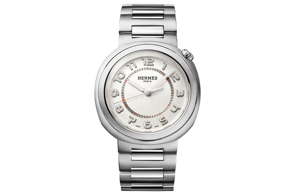 Hermès Cut     WAS DIESE UHR BESONDERS AUSZEICHNET: Die sportliche Schlichtheit dieser Neuheit sollte nicht über die aufwändige Detailarbeit hinwegtäuschen, die allein in ihrer Form steckt – eine Art (nahezu) Quadratur des Kreises. Abgeschrägte, teils satinierte und teils polierte Flächen erzeugen eine spannende Dreidimensionalität, während die bei 1.30 Uhr sitzende Krone mit Sehgewohnheiten spielt. Die Kontrastfarben auf dem Zifferblatt (hier: Hermès-Orange) korrespondieren mit den jeweils separat erhältlichen Kautschuk-Armbändern.     BASISDATEN (AUSZUG): Kaliber H1912 (Werk), Edelstahl (Gehäuse), 36 mm Durchmesser, wasserdicht bis 100 m, 50 Stunden Gangreserve.     PREIS: 5.900 Euro