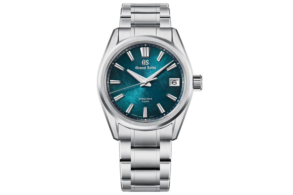 SLGA025 „Atera Valley“     WAS DIESE UHR BESONDERS AUSZEICHNET: Auch diese Uhr der Marke verweist mit subtilen, handwerklich aufwändigen Details auf ihre japanische Herkunft. So verweist etwa das Prägemuster des Zifferblattes auf die Shinshu-Region, wo die „Spring Drive“-Modelle gefertigt werden. Hier entspringt der klare Atera-Fluss inmitten unberührterNatur, was die smaragdgrüne Einfärbung betonen soll. Inspiriert ist die Uhr zudem von dem Modell 44GS aus dem Jahr 1967.     BASISDATEN (AUSZUG): Kaliber 9RA2 (Werk), Titan (Gehäuse), 40 mm Durchmesser, wasserdicht bis 100 m, 120 Stunden Gangreserve.     PREIS: 11.300 Euro