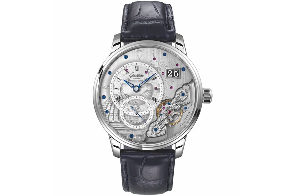 PanoMaticInverse Limited Edition     WAS DIESE UHR BESONDERS AUSZEICHNET: Bei dieser aufwändigen Verneigung vor Dresden wurden etliche Teile des reich verzierten Werkes auf dem ebenfalls üppig geschmückten Zifferblatt platziert. Unter den sichtbaren Gravuren sind auf der Front das Dach der Kunstakademie zu sehen sowie die „Laterne“ auf der Kuppel der Frauenkirche. Deren Form greift der Rotor auf der Rückseite der Uhr auf, der sich über einer Ansicht der Elbpromenade dreht. Weitere Details: barocke Ornamente auf der Unruhbrücke sowie Vögel, Wolken und ein Heißluftballon im stilisierten Himmel über der Stadt.     BASISDATEN (AUSZUG): Kaliber 91-03 (Werk), Platin (Gehäuse), 42 mm Durchmesser, wasserdicht bis 50 m, 45 Stunden Gangreserve, Alligatorlederarmband.     PREIS: 49.900 Euro, limitiert auf 25 Exemplare