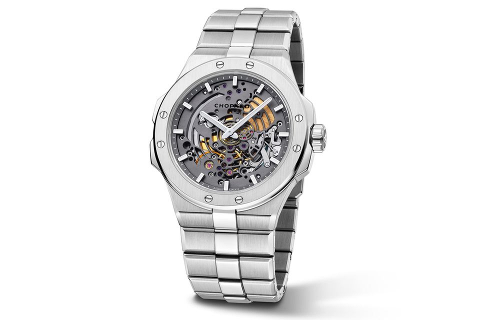Alpine Eagle 41 XP TT     WAS DIESE UHR BESONDERS AUSZEICHNET: In nur fünf Jahren hat sich diese Kollektion des Familienunternehmens eine Nische im Markt für Männeruhren erkämpft. Man könnte also sagen: „Der Adler ist gut gelandet.“ Das zum Teil skelettierte Zifferblatt dieser Neuheit erlaubt spannende Einblicke in das mit 3,3 Millimetern extrem flache Werk, das in ein Gehäuse aus „Tech“-Titan vom Qualitätsgrad 5 verschalt wurde. Die Fertigung sämtlicher Komponenten erfolgt in den Werkstätten von Chopard.     BASISDATEN (AUSZUG): Kaliber L.U.C 96.17-S (Werk), Titan (Gehäuse), 41 mm Durchmesser, wasserdicht bis 100 m, 65 Stunden Gangreserve.     PREIS: 28.500 Euro