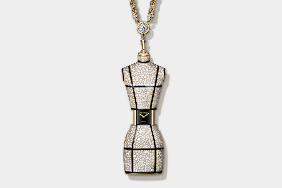 Sautoir Long Buste Couture     WAS DIESE UHR BESONDERS AUSZEICHNET: Diese Schmuckuhr ist in der Miniatur einer Schneiderbüste verborgen, die auf das Leben und Schaffen von Gabrielle „Coco“ Chanel Bezug nimmt. Sie hängt an einer goldenen Kette und ist insgesamt mit 1743 Diamanten im Gewicht von circa 25,83 Karat besetzt. Das Quarzwerk hinter der aufgeschobenen Hüftpartie der Puppe ist besonders präzise und hochwertig ausgeführt. Das Zifferblatt ist mit schwarzem Lack beschichtet, die Zeiger sind aus Gold.     BASISDATEN (AUSZUG): Quarz (Werk), Gelbgold mit Diamanten (Gehäuse), 10,8 x 10,8 mm Durchmesser, wasserdicht bis 30 m.     PREIS: 500.000 Euro, limitiert auf 20 Stück