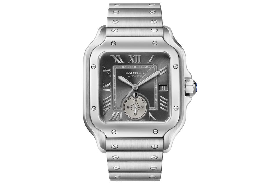 Santos de Cartier Dual Time     WAS DIESE UHR BESONDERS AUSZEICHNET: Nach den Linien „Tank“, „Tonneau“ und „Ballon Bleu“ stattet die Maison nun auch die von der historischen Fliegerei inspirierte Kollektion mit einer zweiten Zeitzone aus. Diese ist ordentlich zwischen 5 und 7 Uhr platziert und besitzt einen mit Leuchtmasse beschichteten Zeiger sowie eine Anzeige für Tag und Nacht. Die konzentrischen Kreise auf dem hellgrauen Untergrund setzen einen subtilen Akzent, während die Krone von einem synthetischen Spinell geziert wird.     BASISDATEN (AUSZUG): Kaliber 1847 MC (Werk), Edelstahl (Gehäuse), 40,2 mm Durchmesser, wasserdicht bis 100 m, 48 Stunden Gangreserve.     PREIS: 9.850 Euro