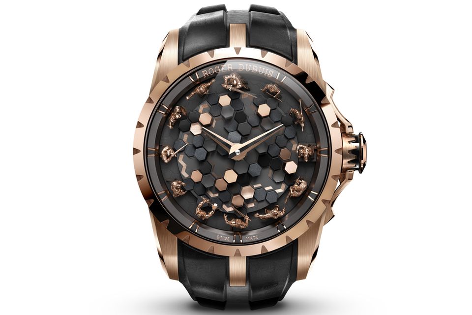 Knights of the Round Table, the Omniscient Merlin     WAS DIESE UHR BESONDERS AUSZEICHNET: Als zwölf Mikro-Skulpturen stehen die Ritter der Tafelrunde am Rand des Zifferblattes dieser neuen Variante der legendären Uhr. Sie sind aus Roségold gefertigt, haben unterschiedliche Posen und verschiedene Gesichtszüge. Die 56 Waben im Zentrum repräsentieren den Giants‘ Causeway in Irland, etwa 40.000 Basaltsäulen, die in der Arthur-Sage vorkommen und zum Weltkulturerbe gehören. Das Werk der Uhr wurde in 14 unterschiedlichen Techniken finissiert und trägt die begehrte Genfer Punze.     BASISDATEN (AUSZUG): RD821 (Werk), Roségold (Gehäuse), Zifferblatt mit Roségold, Glass und Basalt, 45 mm Durchmesser, wasserdicht bis 30 m, 48 Stunden Gangreserve.     PREIS: 370.000 Euro