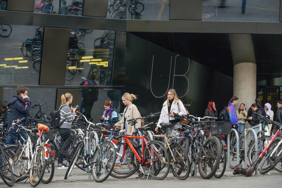 Studierende vor der Unibibliothek in Freiburg