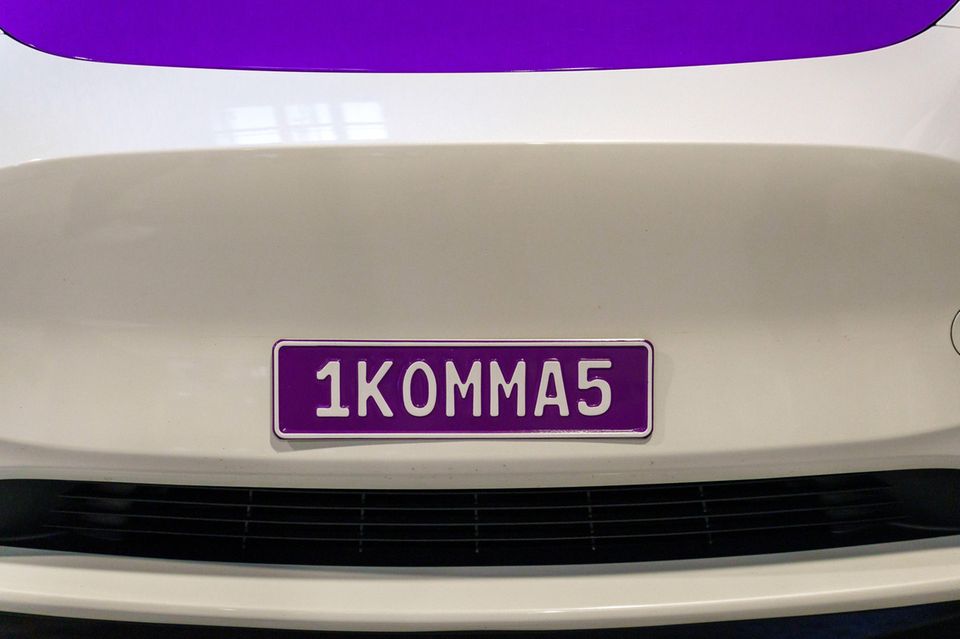 Die Hamburger haben sich auf klimafreundliche Energielösungen spezialisiert – zunächst auf Solaranlagen und zugehörige E-Ladestationen, inzwischen auch auf Wärmepumpen. 1Komma5° und sein größter Konkurrent Enpal profitierten lange Zeit offensichtlich von den Ampel-Plänen zur energetischen Sanierung alter Gebäude. Inzwischen hat sich das Klima abgeschwächt, und 1Komma5° wird das Jahr wohl deutlich unter den angepeilten Umsatzzielen von 700 bis 750 Mio. Euro abschließen. Dennoch soll 1Komma5° profitabel bleiben und am IPO arbeiten – ob 2025 oder 2026 steht noch nicht ganz fest. Ursprünglich wollte Chef Philipp Schröder Ostern 2025 an die Börse. Zuletzt hatte er sich aber zurückhaltender geäußert. Erst im Dezember nahm 1Komma5° noch einmal 150 Mio. Euro in einer „vorbörslichen“ Finanzierungsrunde auf. Die Bewertung wurde dabei nicht öffentlich. Diese sei aber nicht kleiner als in den früheren Runden, erklärte Schröder – womit 1Komma5° weiter über 1 Mrd. Dollar wert wäre.