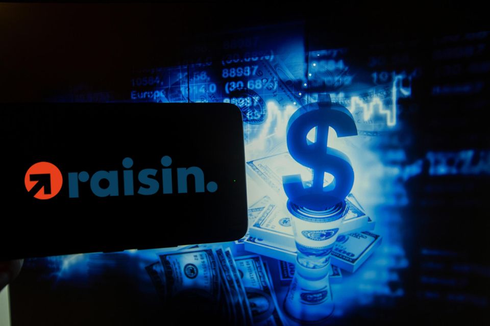 Das Berliner Fintech Raisin dürfte Anlegern vor allem durch seine Zinsplattform Weltsparen bekannt sein. Nach übereinstimmenden Medienberichten plant Raisin nun den Börsengang für das zweite Quartal 2025. Kurz vor Jahresende vollzog der Einlagenbroker hierfür ein Secondary-Funding: Bestehende Investoren haben Anteile im Wert von mehr als 100 Millionen Euro verkauft, wie Finance Forward berichtete. Zudem ist der chinesische Tech-Investor Tencent eingestiegen. Der sogenannte Secondary-Deal ist für Raisin ein Weg, den zeitlichen Druck vor einem Börsengang rauszunehmen: Die Geldgeber, die verkaufen wollen, können auch ohne IPO aussteigen. Gleichzeitig gab sich Raisin eine neue Bewertung, und machte damit Werbung für neue Anleger – denn die Bewertung lag schließlich höher. Bei einem IPO im kommenden Jahr dürfte die Bewertung dann noch einmal weiter steigen – so die Hoffnung der Anteilseigner. Im Fall des Anteilsverkaufs dürfte die Bewertung zwischen zwei und drei Milliarden Euro liegen, heißt es aus Finanzkreisen.